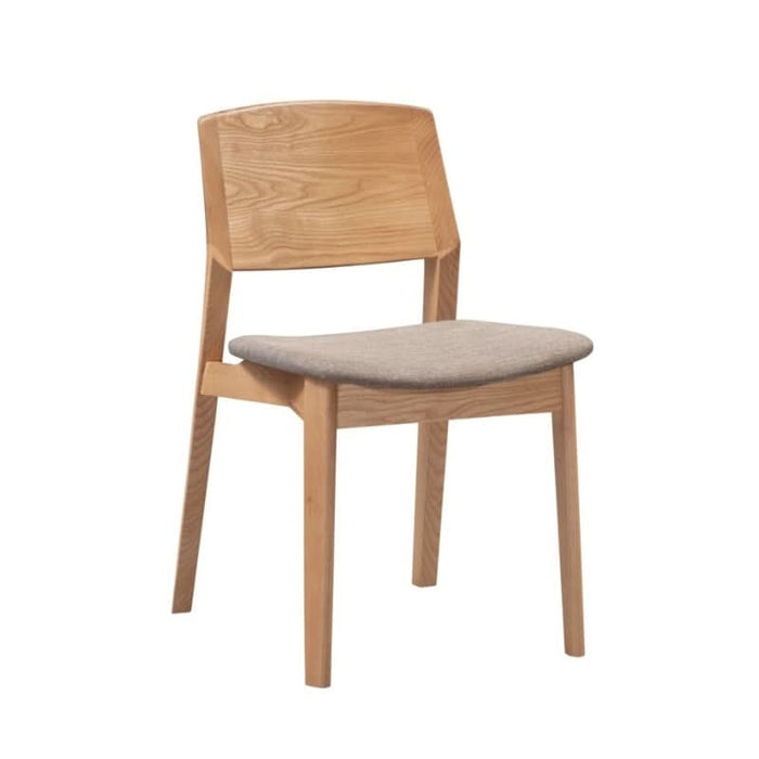 Timeless Lipwood dining chair in oak, perfect for modern and traditional spaces